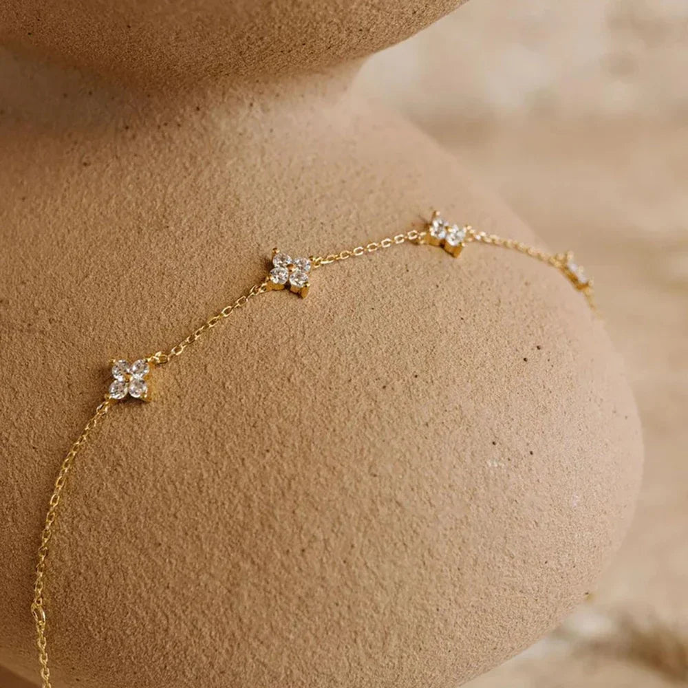 18K Altın Kaplama Dört Yapraklı Yonca Kolye | Zirkon Taşlı Paslanmaz Çelik Kadın Kolye | Şans ve Zarafetin Simgesi