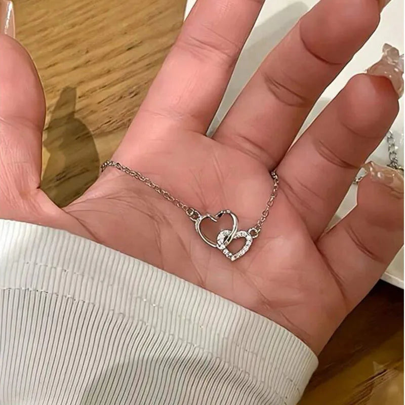 Gümüş Renk Kalp Kolye | Kadın Zarif Kalpli Kolye | Günlük ve Parti Kombinleri İçin Şık Takı | Love Heart Charm Necklace