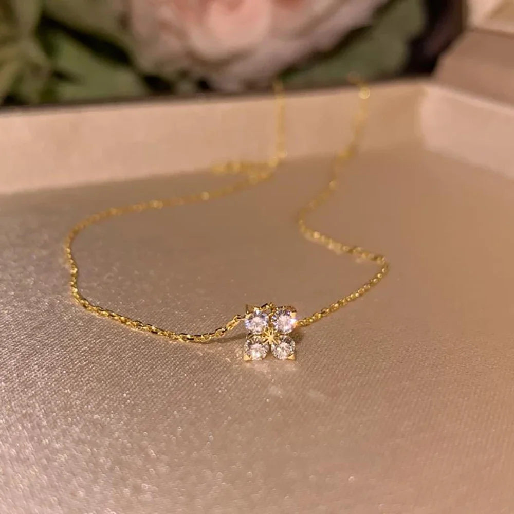 18K Altın Kaplama Dört Yapraklı Yonca Kolye | Zirkon Taşlı Paslanmaz Çelik Kadın Kolye | Şans ve Zarafetin Simgesi