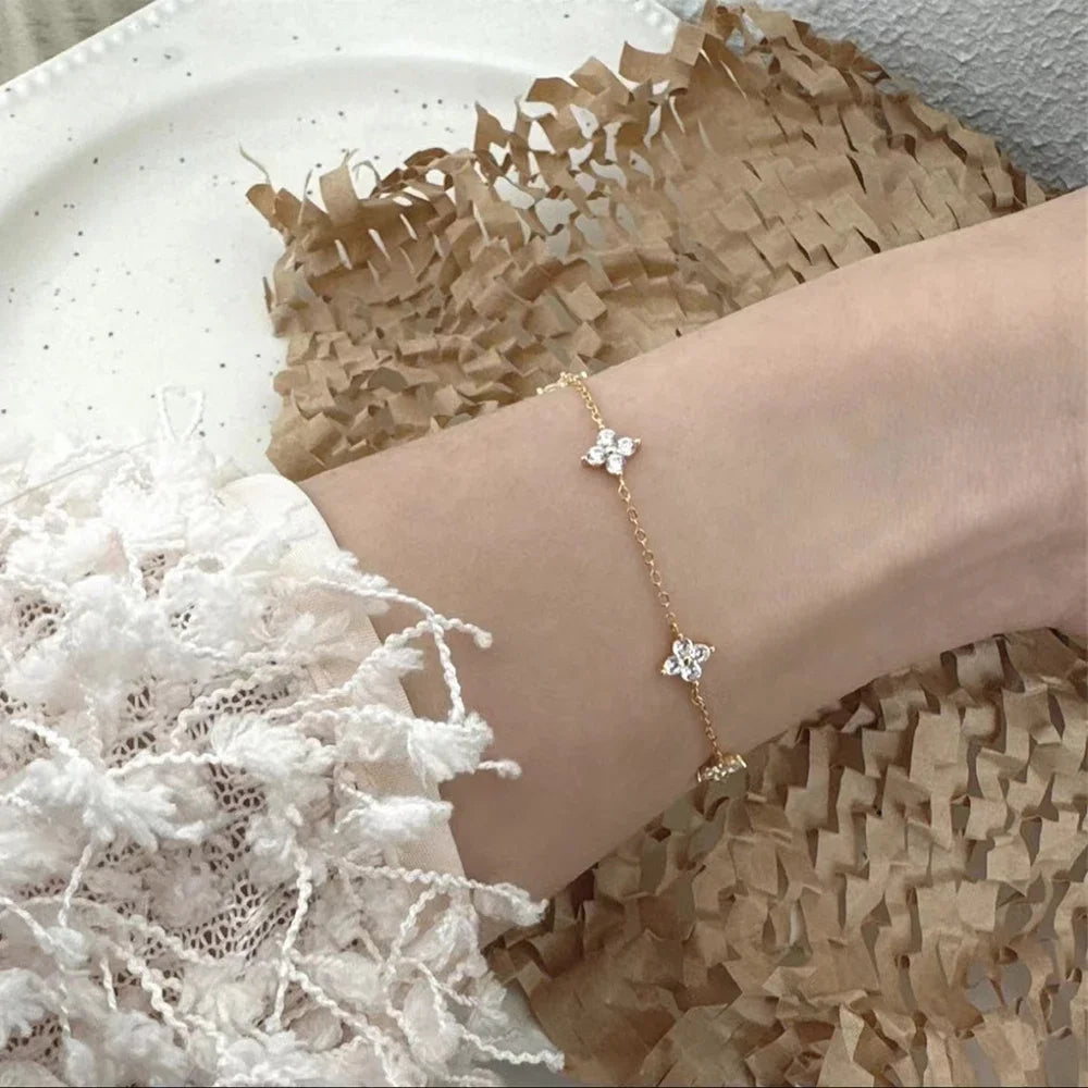 18K Altın Kaplama Dört Yapraklı Yonca Kolye | Zirkon Taşlı Paslanmaz Çelik Kadın Kolye | Şans ve Zarafetin Simgesi